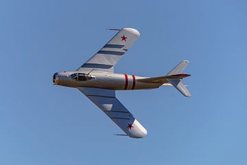 Flyby Mikoyan-Gurevich Mig-17F Fresco met naverbrander.