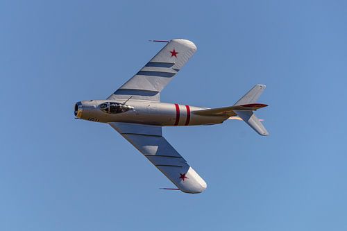 Flyby Mikoyan-Gurevich Mig-17F Fresco met naverbrander.