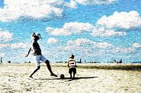 Scène d'été à la plage avec une femme jouant avec un enfant en bas âge