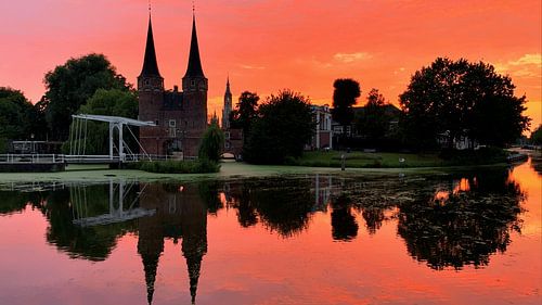 Der Oostpoort in Delft bei Sonnenuntergang