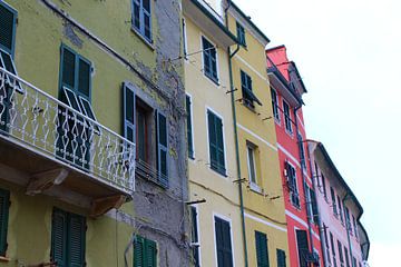 Jolis cottages colorés à Cinque Terre, Italie sur Shania Lam