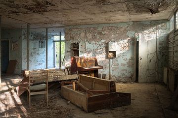 Verlassener Klavierladen. von Roman Robroek – Fotos verlassener Gebäude