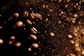 Kaffeebohnen in dynamischem Flug – Nahaufnahme von Poster Art Shop