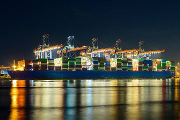 Containerschip in de haven bij de containerterminal