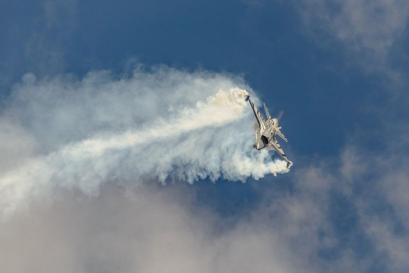 Piloot demoteam demonstreert wendbaarheid F-16. van Jaap van den Berg