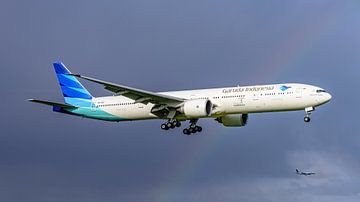 Landende Garuda Indonesia Boeing 777-300ER. van Jaap van den Berg