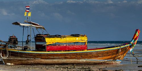 kleurrijke longtailboot