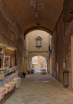 Een overdekte doorgang tussen twee gebouwen in Siena. Digitale kunst. van Berthold Werner