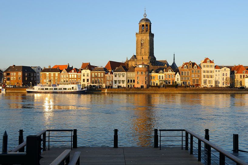 Skyline von Deventer am Fluss IJssel bei Sonnenuntergang von Merijn van der Vliet