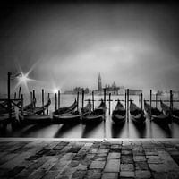 VENICE Gondolas on a foggy morning | monochrome