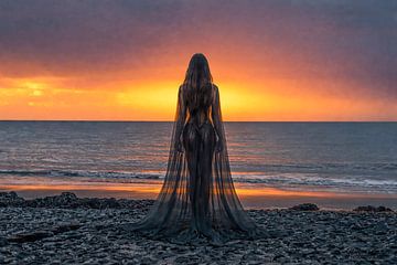 Dame bei Sonnenuntergang an der Nordsee