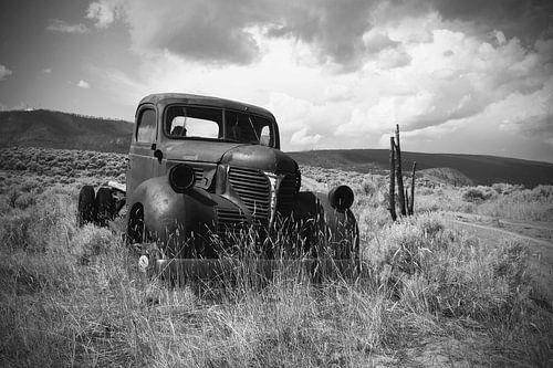 Vieille camionnette rouillée (en noir et blanc)