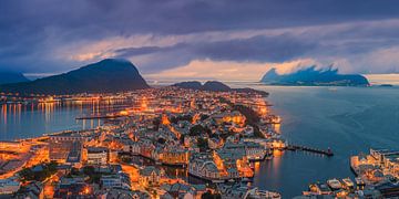 Panorama van een zonsondergang in Alesund, Noorwegen van Henk Meijer Photography