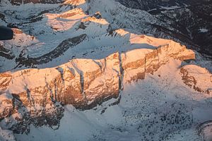Soleil sur une montagne enneigée