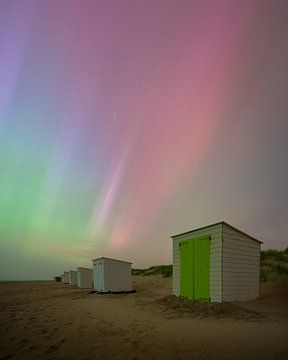 Noorderlicht boven Zeeuwse strandhuisjes van Thom Brouwer