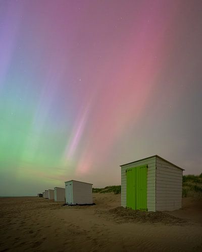 Noorderlicht boven Zeeuwse strandhuisjes