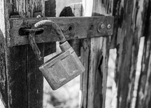 Altes rostiges Vorhängeschloss an der Tür Schwarz-Weiß-Fotografie