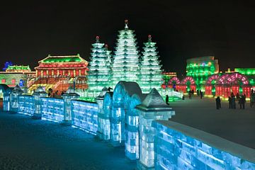 Scène van de nacht met verlichte gebouwen gemaakt van ijsblokken van Tony Vingerhoets