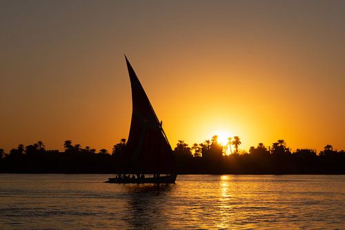 Segeln bei Sonnenuntergang in einer Feluke auf dem Nil in Ägypten