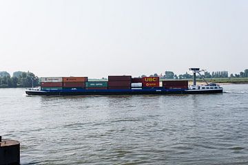 Vrachtschip op de Rijn