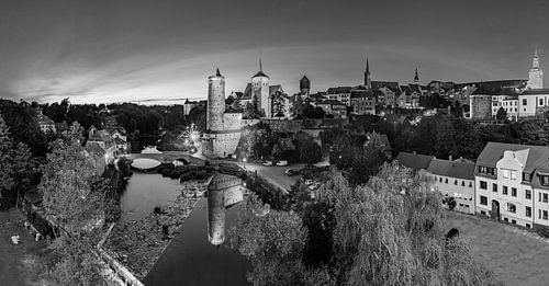 Bautzen - Panorama van de oude stad bij nacht (zwart-wit)