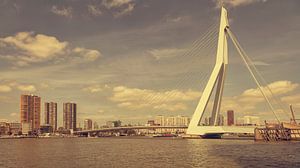 Erasmusbrug in Rotterdam (vintage look) sur John Kreukniet