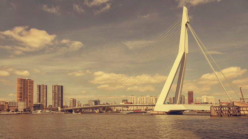 Erasmusbrug in Rotterdam (vintage look) van John Kreukniet