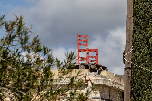 Een rode stoel op een dak in Malta