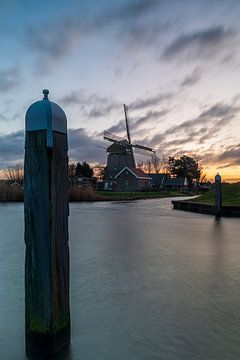 De Westermolen in het ochtendgloren tijdens een winderige december morgen van Bram Lubbers