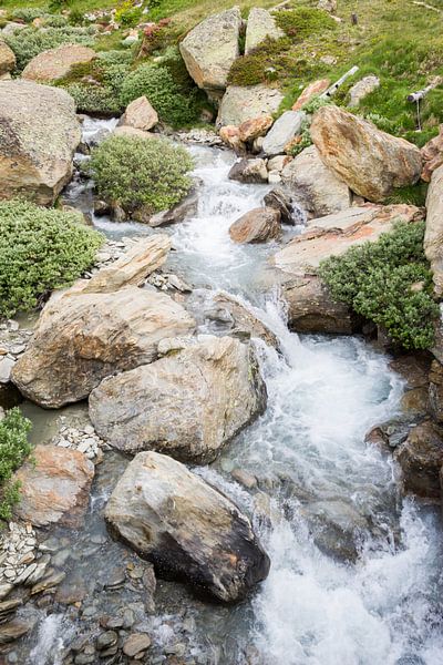 Snelstromend water in de Verzasca vallei, Ticino van André Hamerpagt