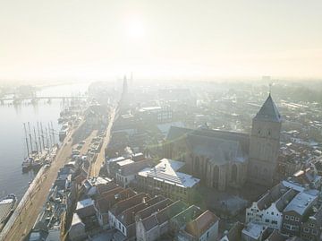 Kampen van boven met de Buitenkerk aan de IJssel tijdens een koude winterzon van Sjoerd van der Wal Fotografie