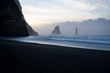 Plage de sable noir de Hálsanefshellir en Islande