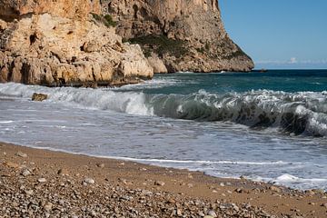 Les vagues écumantes rencontrent la côte méditerranéenne