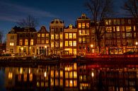 Amsterdamse huizen aan de Amstel bij schemering van Eye on You thumbnail