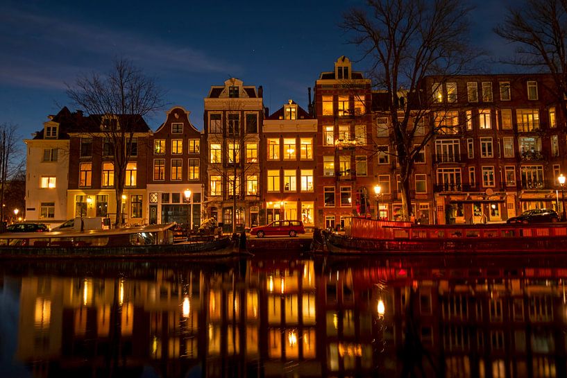 Amsterdamse huizen aan de Amstel bij schemering van Eye on You
