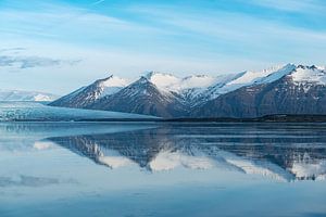Reflexionen im ruhigen isländischen See, Jökulsárlon von Gerry van Roosmalen