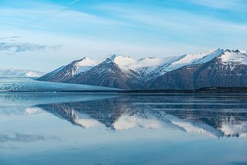 Réflexions dans le paisible lac islandais, Jökulsárlon sur Gerry van Roosmalen