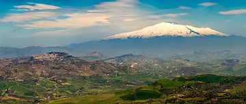 Sicilië, zicht op de Etna in het voorjaar