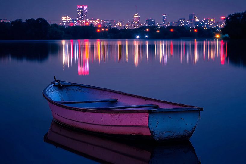 Nachtboot auf ruhigem Fluss von Art & Soul Creations