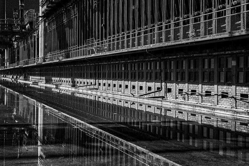 Waterreflectie oude cokesfabriek | Essen van Flatfield