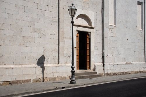 Rustieke stadsfoto van gebouw entree poort in Siena Italie van Dorus Marchal