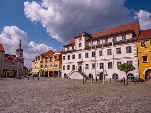 Marktplein met stadhuis in Hoyerswerda in Saksen