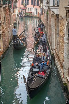 Gondelvaart op een kanaal in Venetië van t.ART