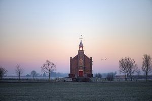 Kirche von Homoet mit pastellfarbener Luft