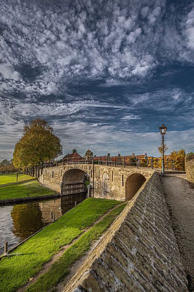 Portes d'entrée du fossé de la ville frisonne de Veermanskaai par Harrie Muis