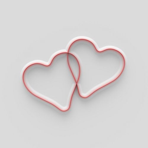 Zwei plastische Herzen in Weiß und Rot