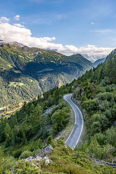 Kurvenreiche Straße durch die Berge Martigny, Wallis, Schweiz