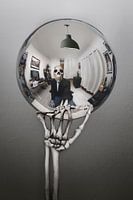 Selbstporträt Skelett mit spiegelnder Kugel im Escher-Stil - Hommage an den Künstler (Ausgabe 2022)
