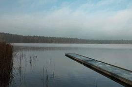 La passerelle du lac Grienericksee à la lueur de l'aube – Vue sur le lac Grienericksee, dans le Brandebourg, au petit matin sur Petra Kluck