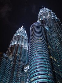 Petronas Towers in Kuala Lumpur bei Nacht von Shanti Hesse